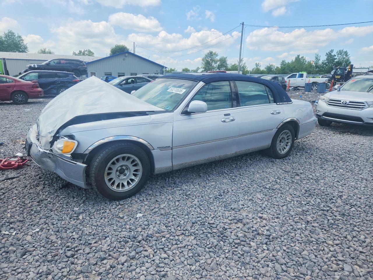 1999 Lincoln Town Car Cartier, VIN 1LNHM83W9XY668375 — Front end