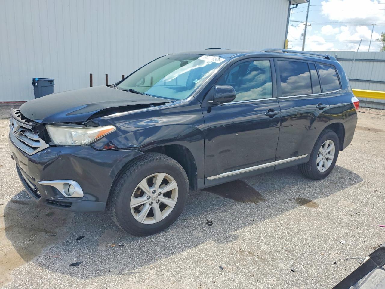2013 Toyota Highlander Plus, VIN 5TDBK3EH4DS224636 — Front end