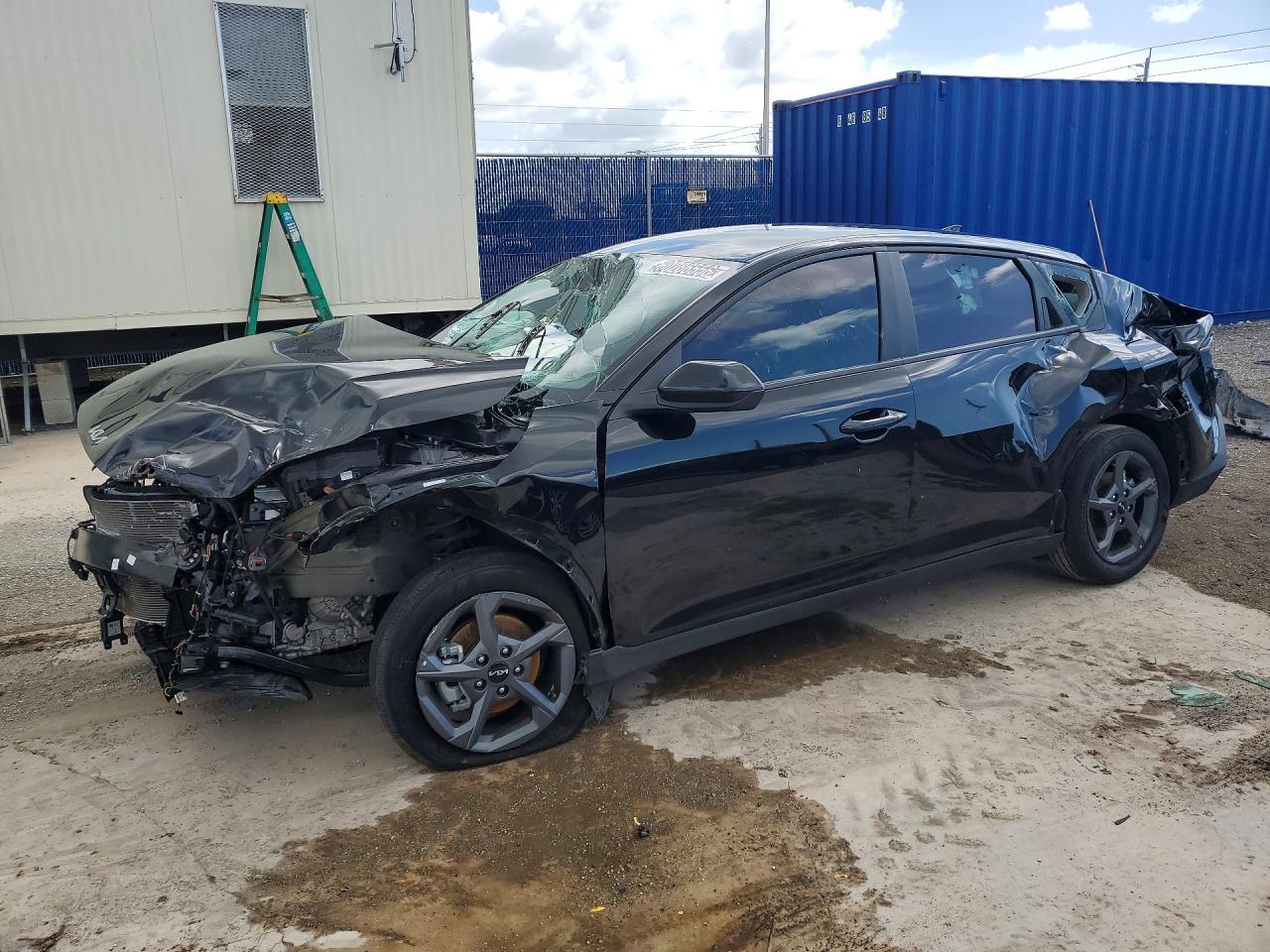 2025 Kia K4 LXS, VIN 3KPFT4DE6SE074760 — Перед