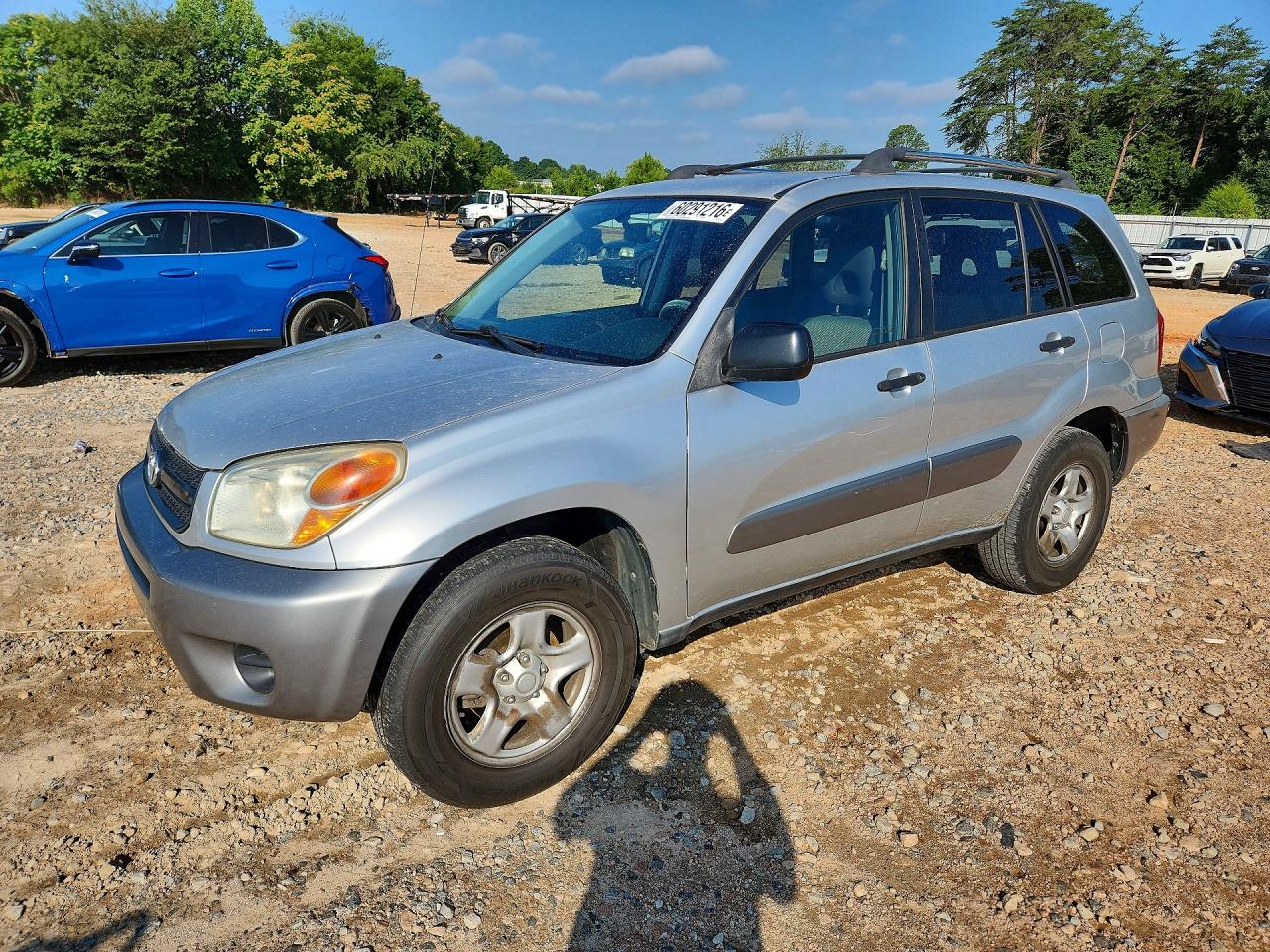 2005 Toyota RAV4, VIN JTEGD20V750058250 — Front end