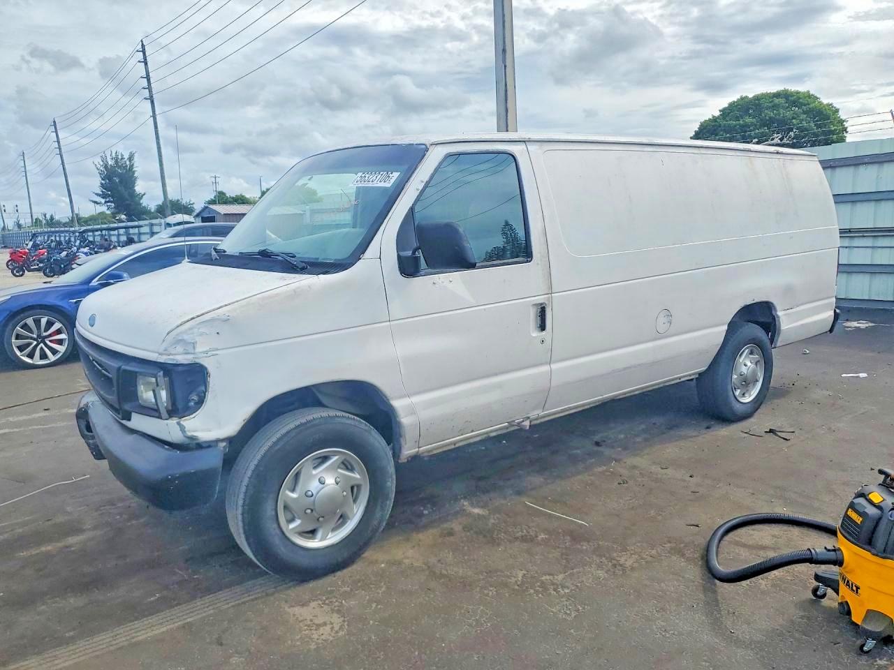 1997 Ford Econoline, VIN 1FTFS2428VHB39569 — Front end