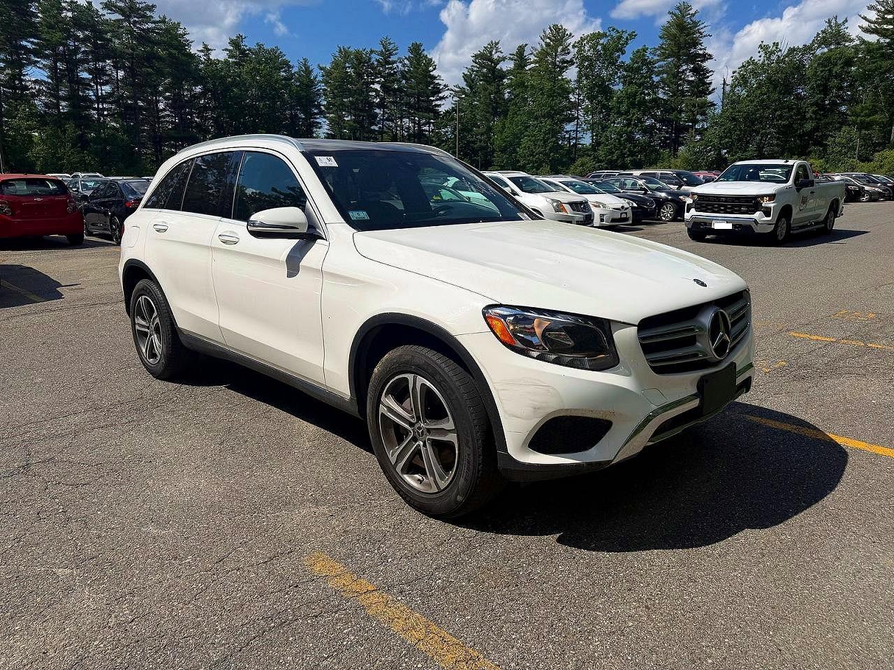 2019 Mercedes-Benz GLC 300, VIN WDC0G4KB4KV136679 — Minor dents and scratches