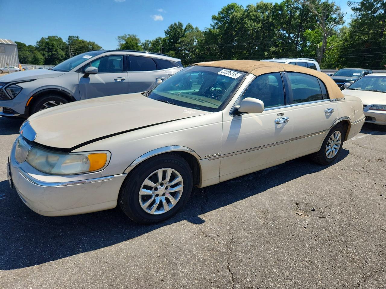 2000 Lincoln Town Car Cartier, VIN 1LNHM83W7YY765303 — Мелкие вмятины и царапины