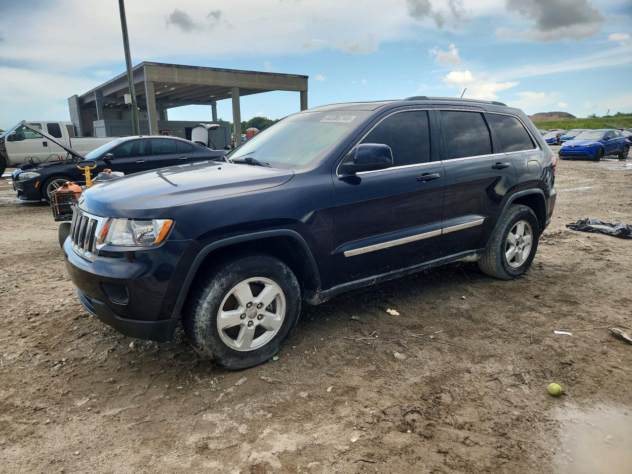 2011 Jeep Grand Cherokee Laredo, VIN 1J4RR4GG2BC540873 — Minor dents and scratches