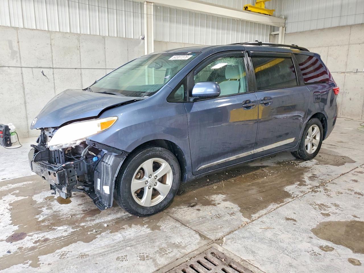 2015 Toyota Sienna LE, VIN 5TDKK3DC7FS528925 — Front end
