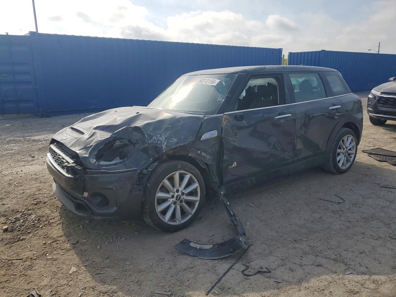 2017 MINI Clubman Cooper S, VIN WMWLU5C52H2E80600 — Перед