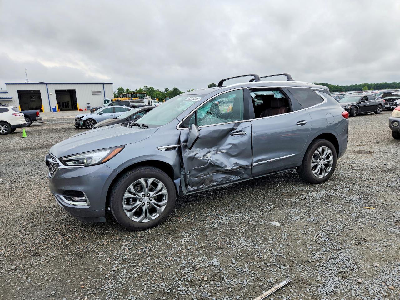 2021 Buick Enclave Avenir, VIN 5GAERDKW1MJ119813 — Бок
