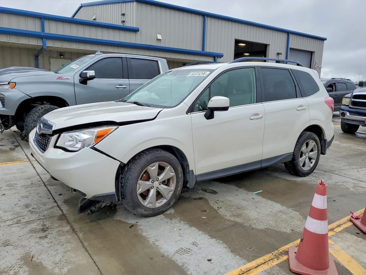 2015 Subaru Forester Limited, VIN JF2SJAHC6FH562927 — Front end