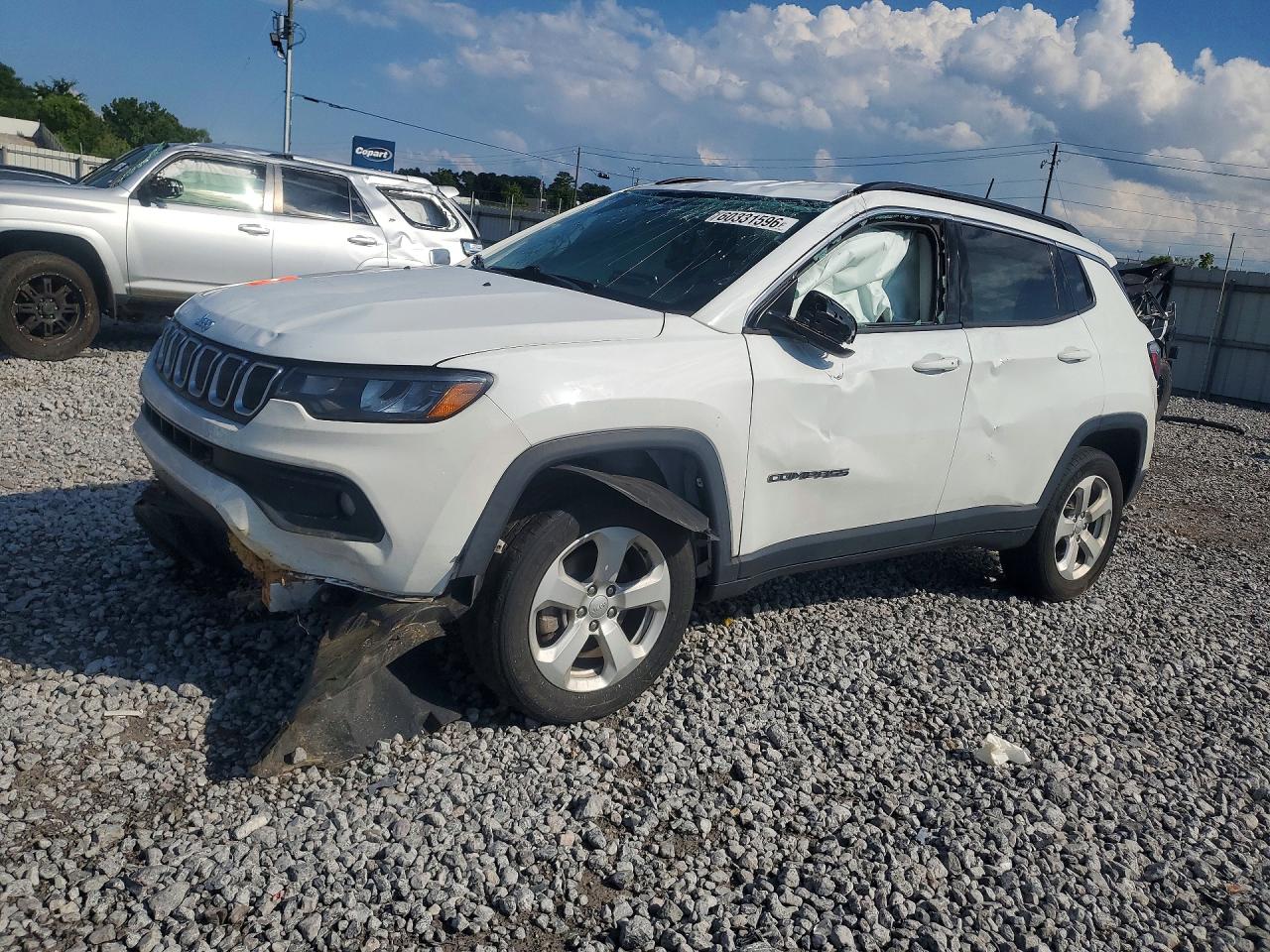 2022 Jeep Compass Latitude, VIN 3C4NJDBB2NT134818 — Front end