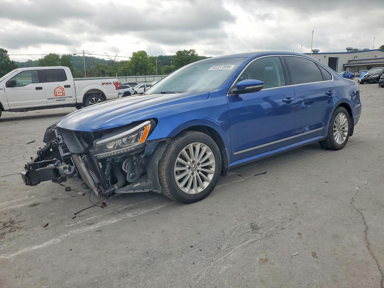 2017 Volkswagen Passat SE, VIN 1VWBT7A39HC048377 — Front end