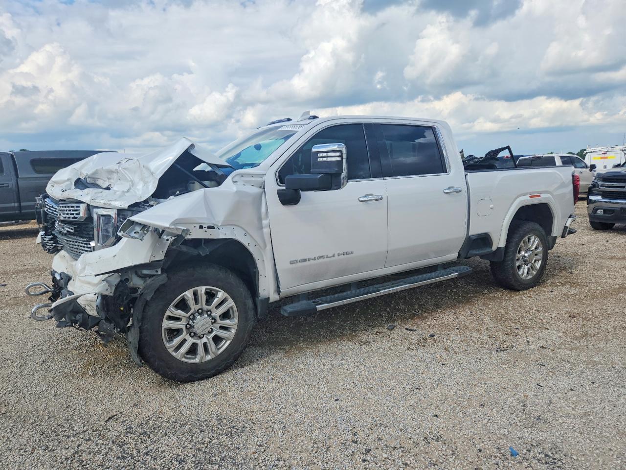 2022 GMC Sierra 3500HD Denali, VIN 1GT49WEY7NF178209 — Front end