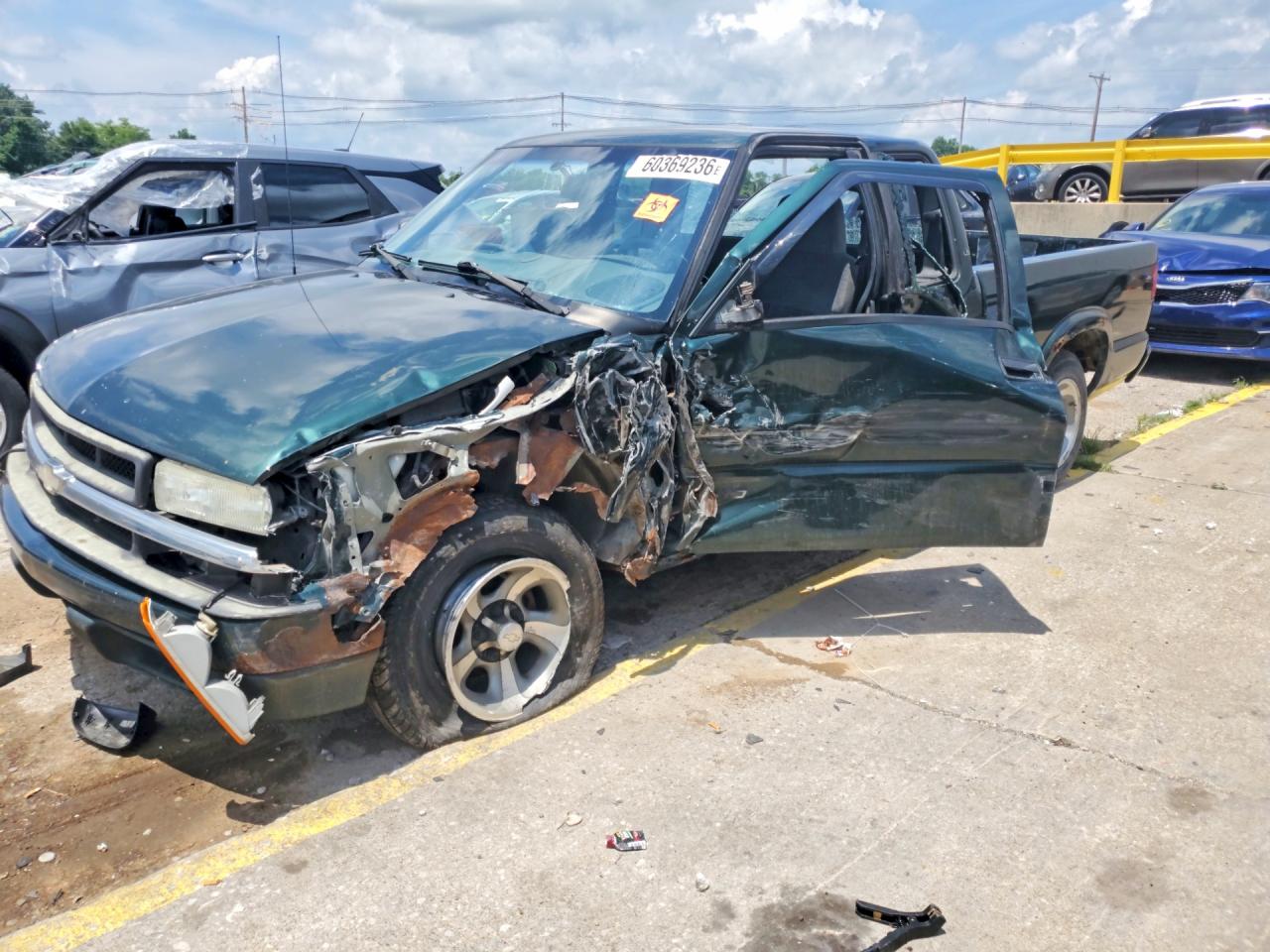 2001 Chevrolet S-10 LS Xtreme, VIN 1GCCS19W418249750 — Side