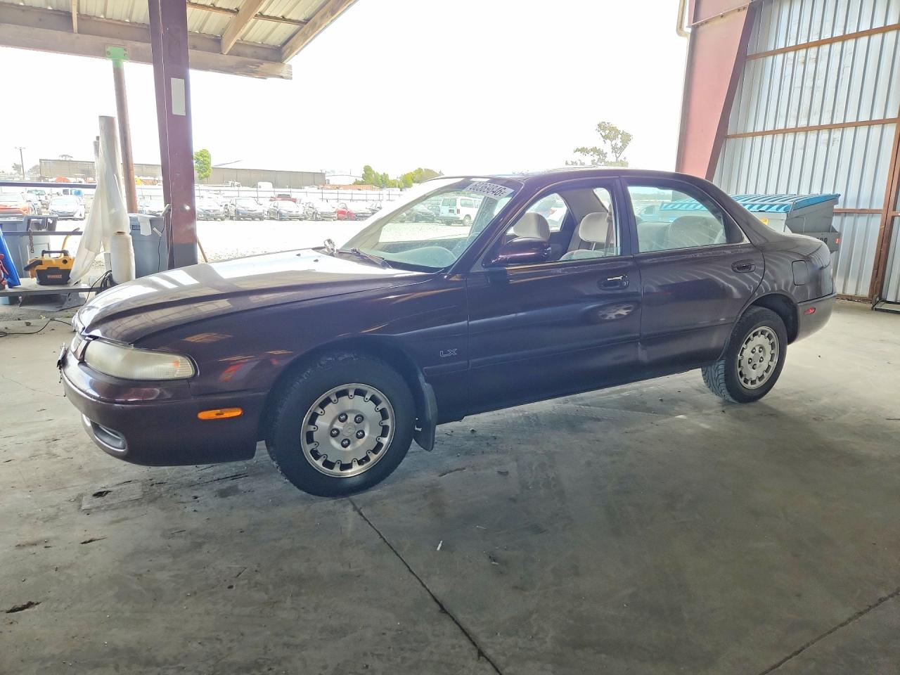 1996 Mazda 626 DX, VIN 1YVGE22C6T5562747 — Фото с аукциона