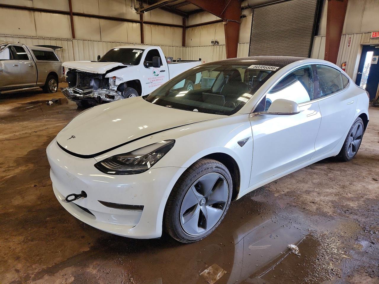 2020 Tesla Model 3 Standard Range Plus, VIN 5YJ3E1EA5LF808582 — Зад