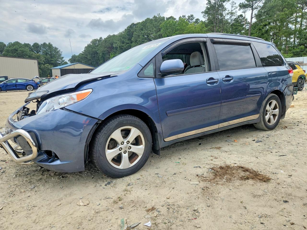 2014 Toyota Sienna LE, VIN 5TDKK3DC7ES516482 — Front end