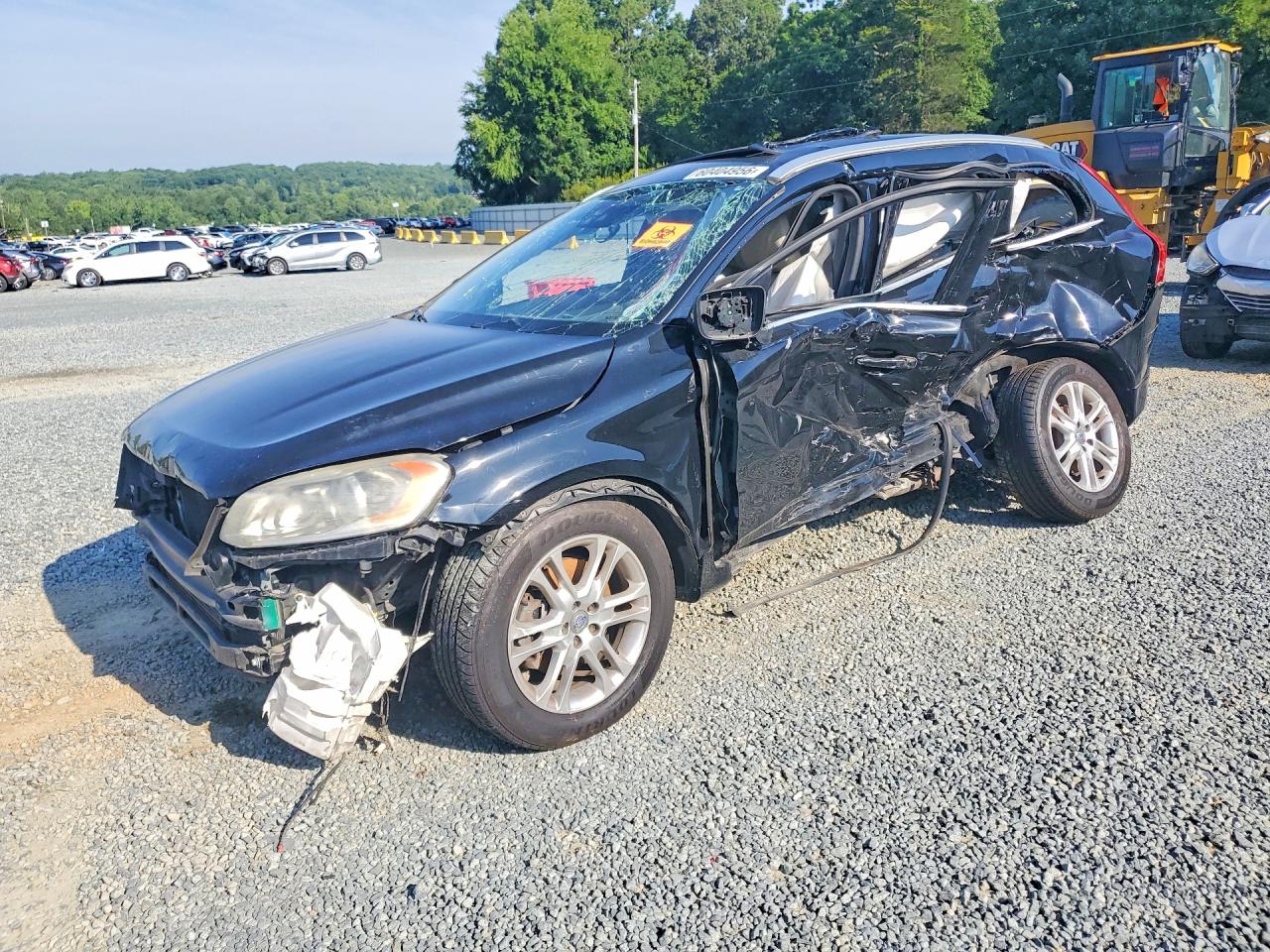 2015 Volvo XC60 T5 Drive-E Premier, VIN YV440MDK0F2757205 — Side