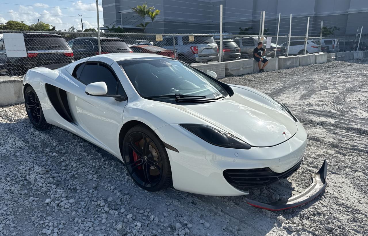 2014 McLaren MP4-12C, VIN SBM11BAA4EW003094 — Перед