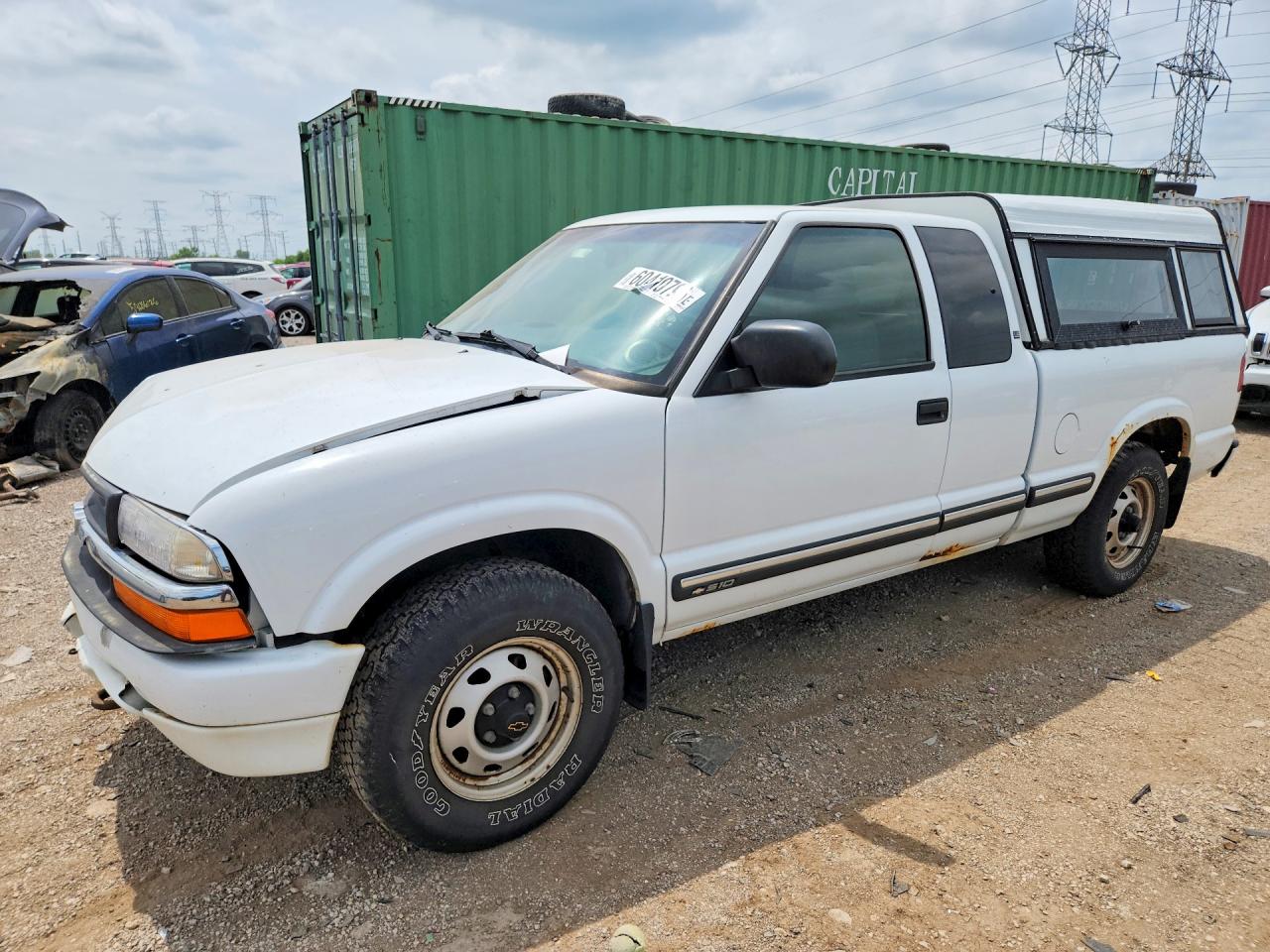 2001 Chevrolet S-10 LS, VIN 1GCDT19W018136444 — Front end