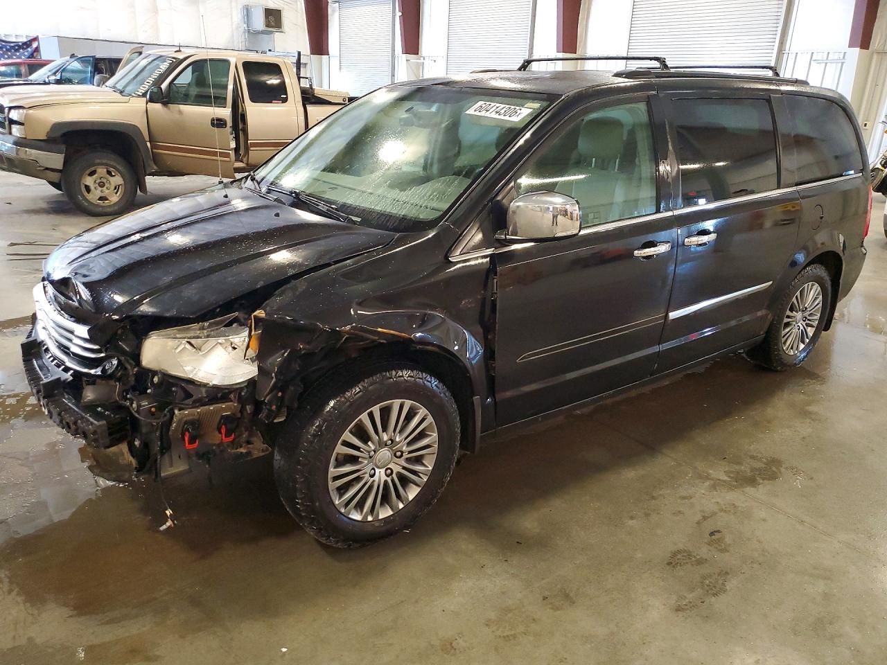 2014 Chrysler Town & Country Touring L, VIN 2C4RC1CG2ER138567 — Front end