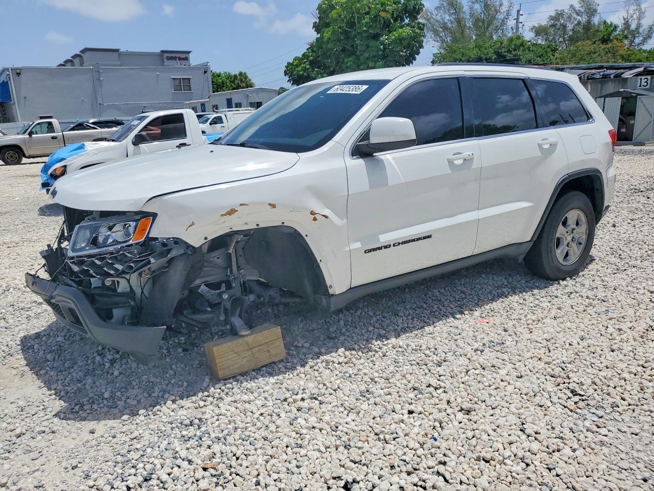 2016 Jeep Grand Cherokee Laredo, VIN 1C4RJEAG6GC351839 — Front end