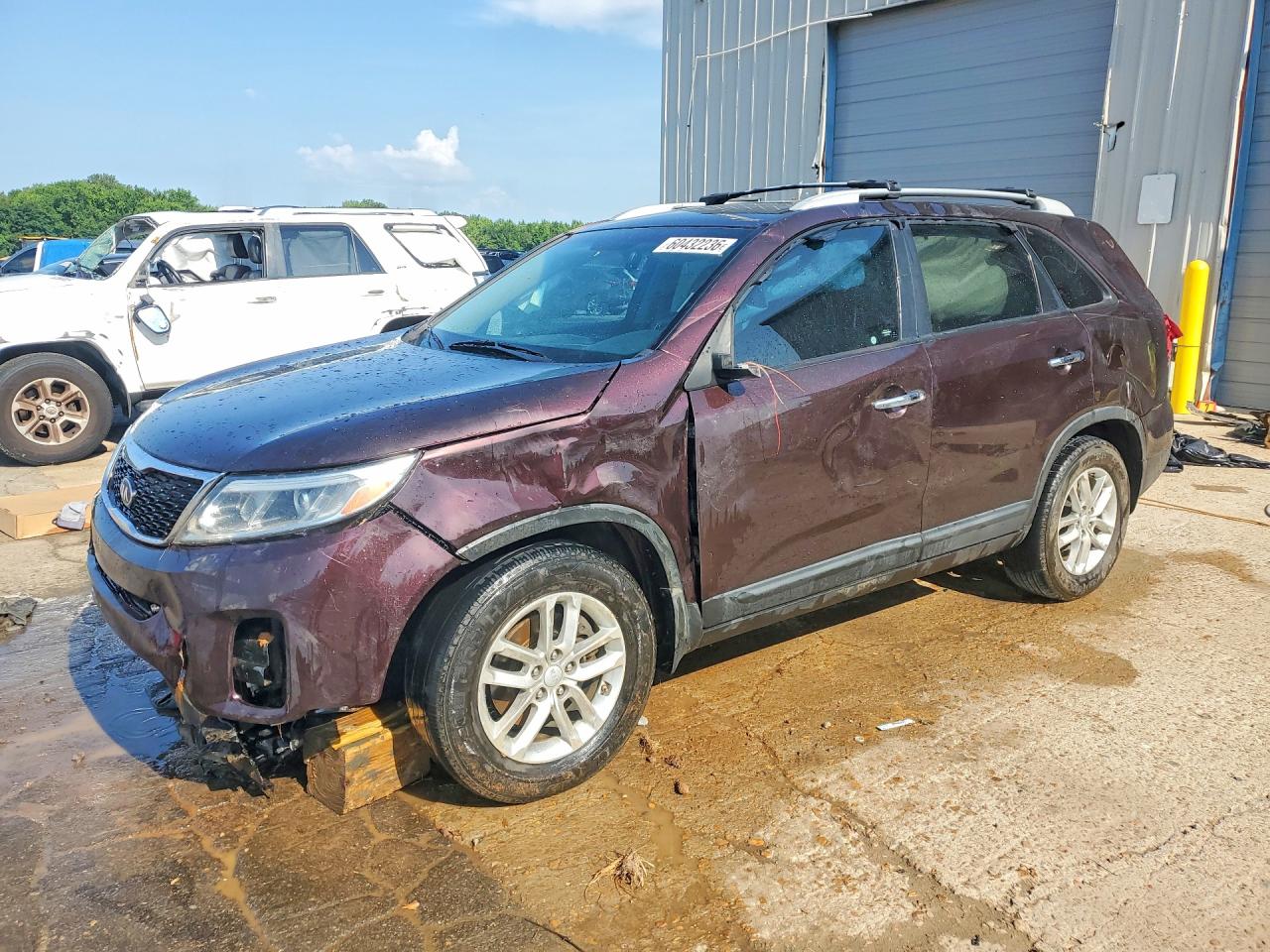 2014 Kia Sorento LX, VIN 5XYKT4A63EG472544 — Бок