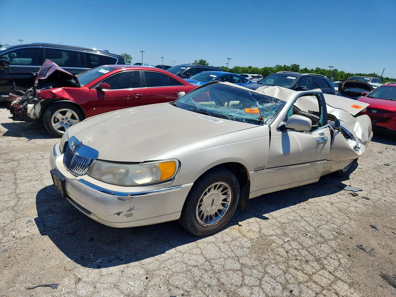 2000 Lincoln Town Car Cartier, VIN 1LNHM83W8YY869329 — Опрокидывание