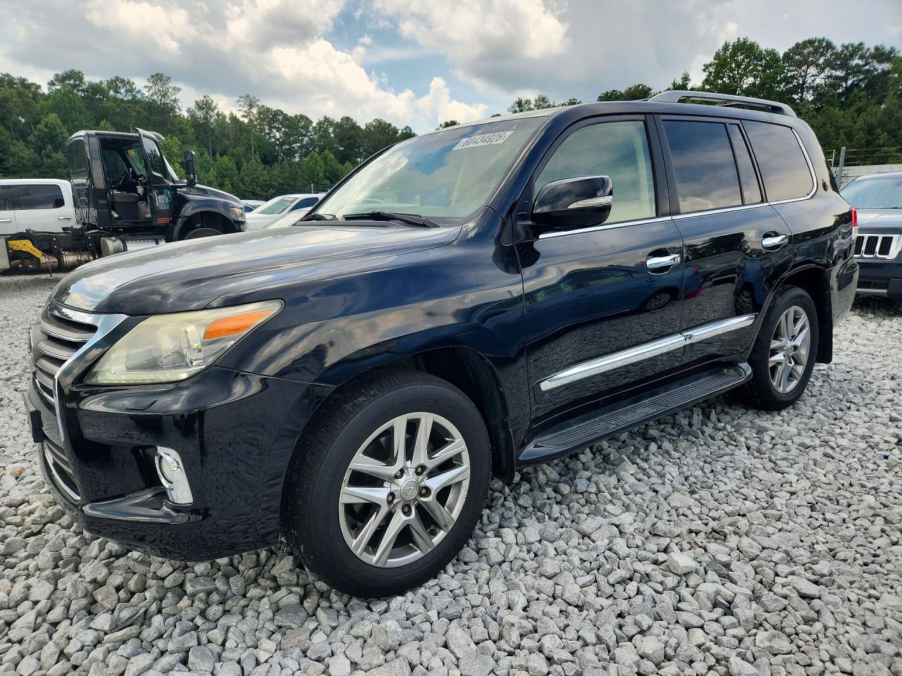 2013 Lexus LX 570, VIN JTJHY7AXXD4101381 — Minor dents and scratches