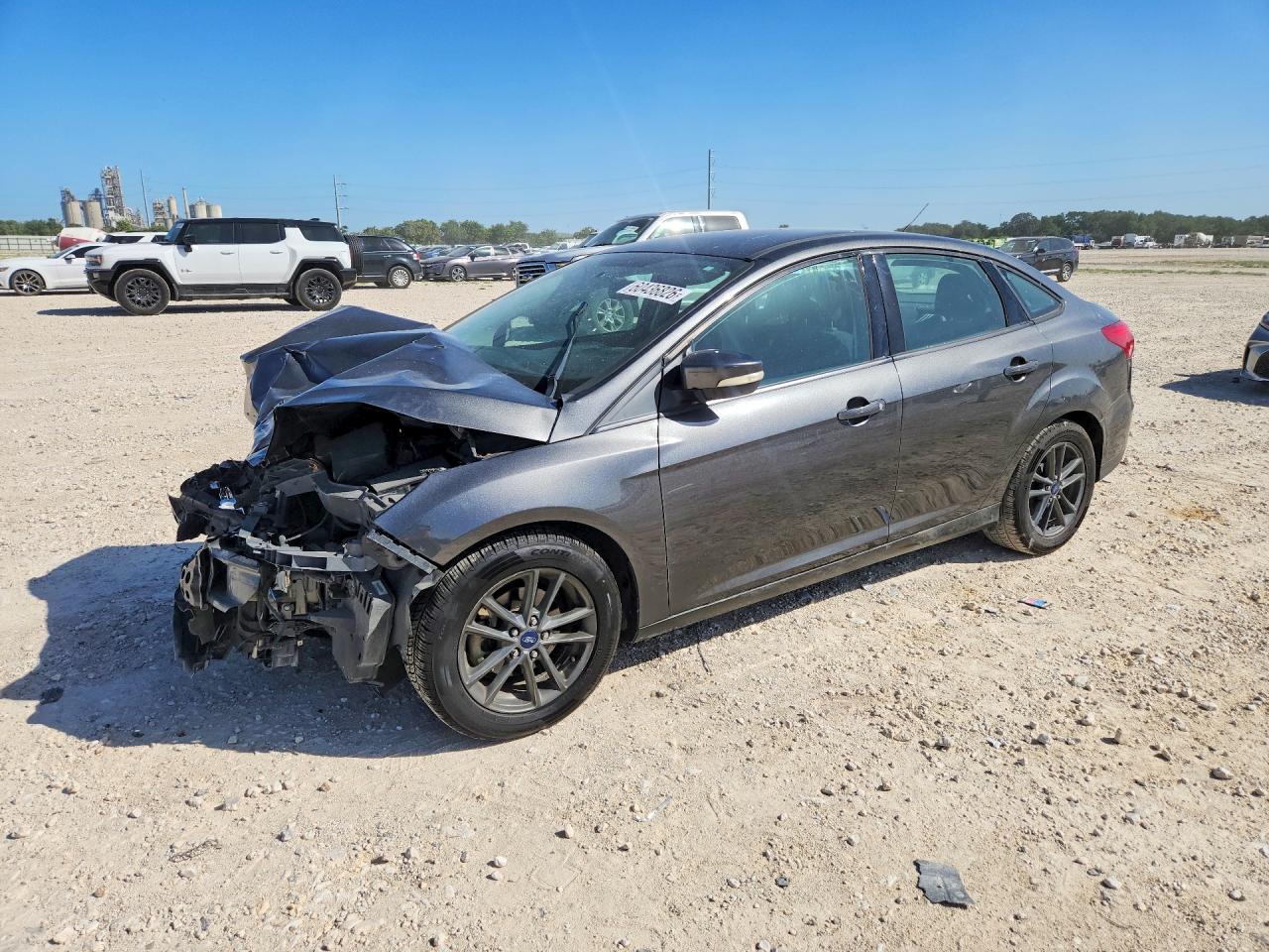 2018 Ford Focus SE, VIN 1FADP3F2XJL270401 — Перед