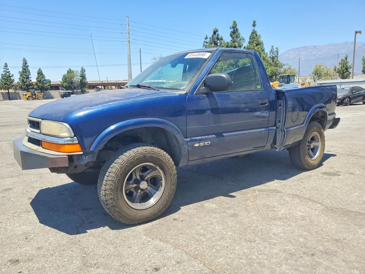 2000 Chevrolet S-10 LS, VIN 1GCCS1451YK246252 — Side