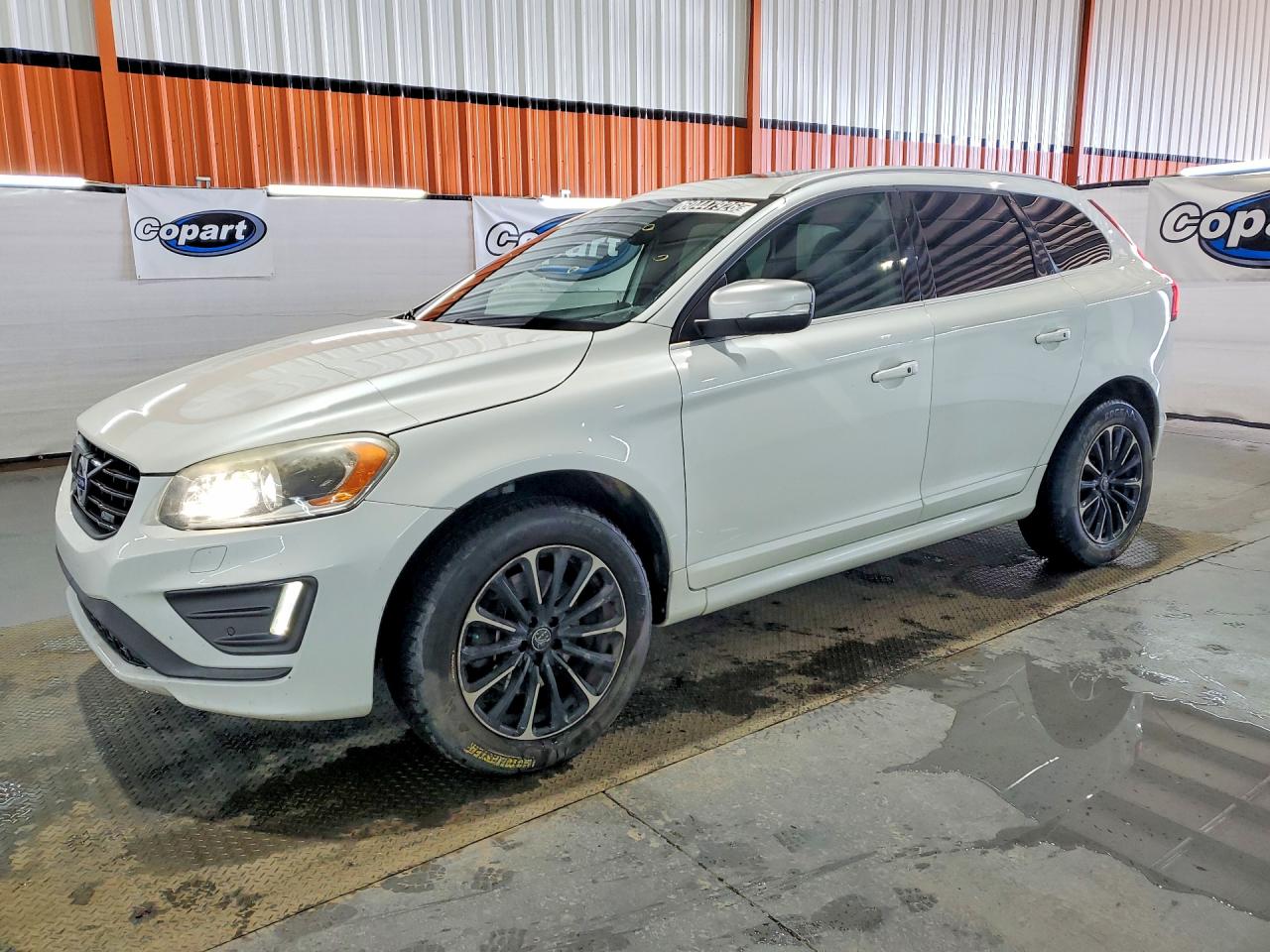 2015 Volvo XC60 T6 R-Design Platinum, VIN YV4902RS1F2629087 — Normal wear