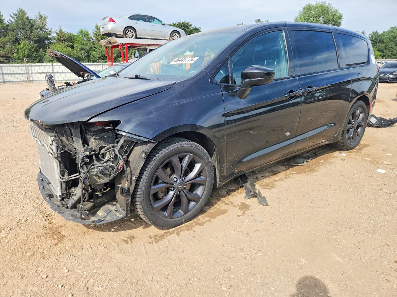 2019 Chrysler Pacifica Touring Plus, VIN 2C4RC1FGXKR742035 — Перед