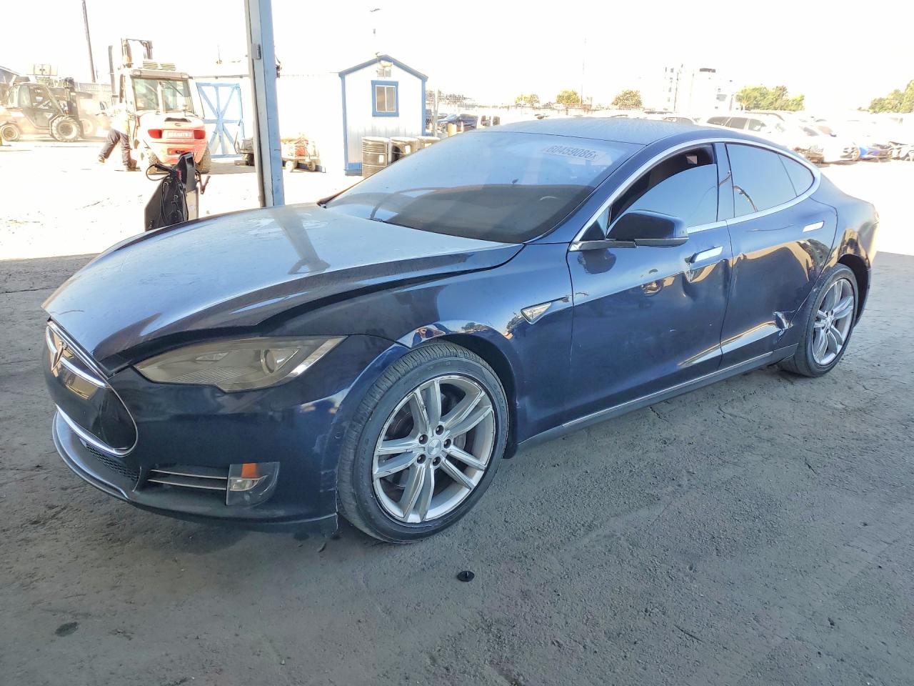 2015 Tesla Model S 85, VIN 5YJSA1S10FFP71554 — Бок