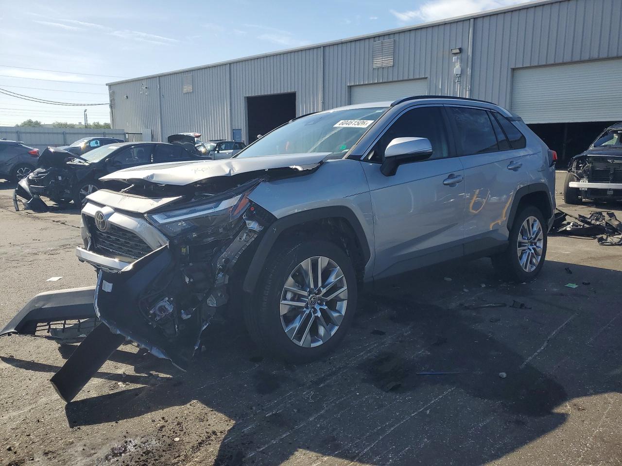 2023 Toyota RAV4 XLE Premium, VIN 2T3C1RFV4PW252096 — Перед