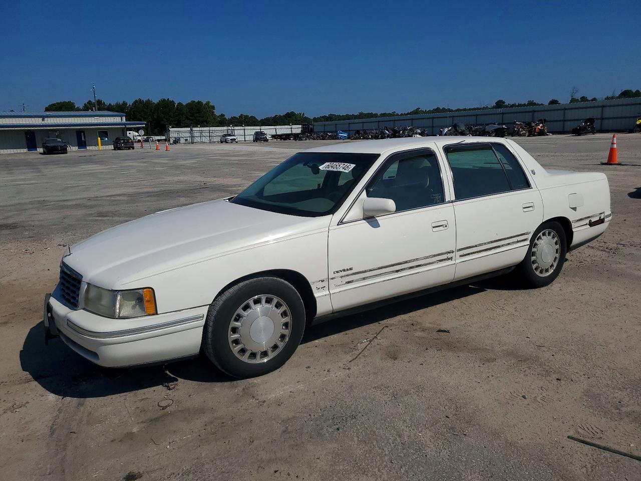 1998 Cadillac DeVille, VIN 1G6KD54Y5WU767227 — Front end
