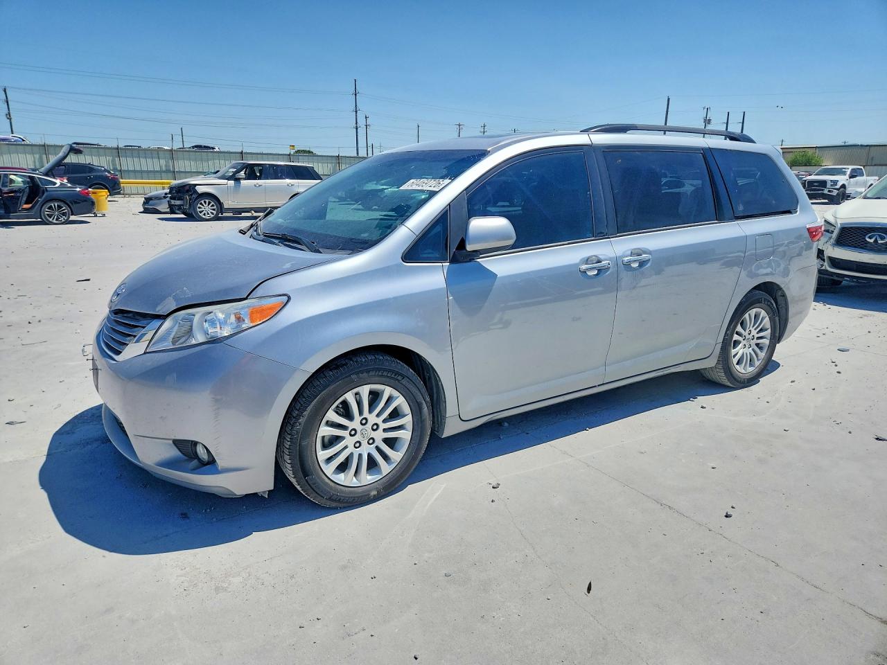 2016 Toyota Sienna XLE Premium, VIN 5TDYK3DC3GS762491 — Front end