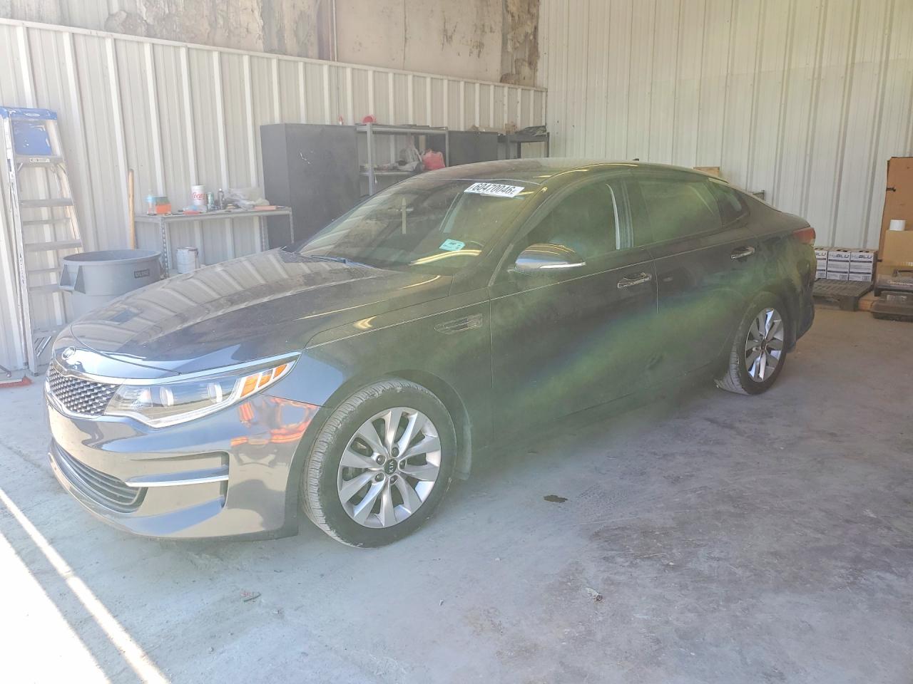 2017 Kia Optima EX, VIN 5XXGU4L3XHG136369 — Front end