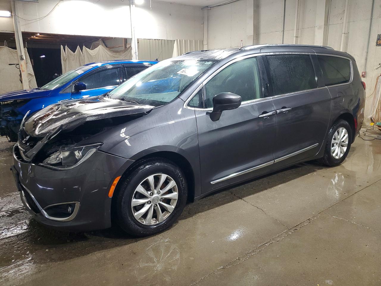 2019 Chrysler Pacifica Touring L, VIN 2C4RC1BG8KR554295 — Перед