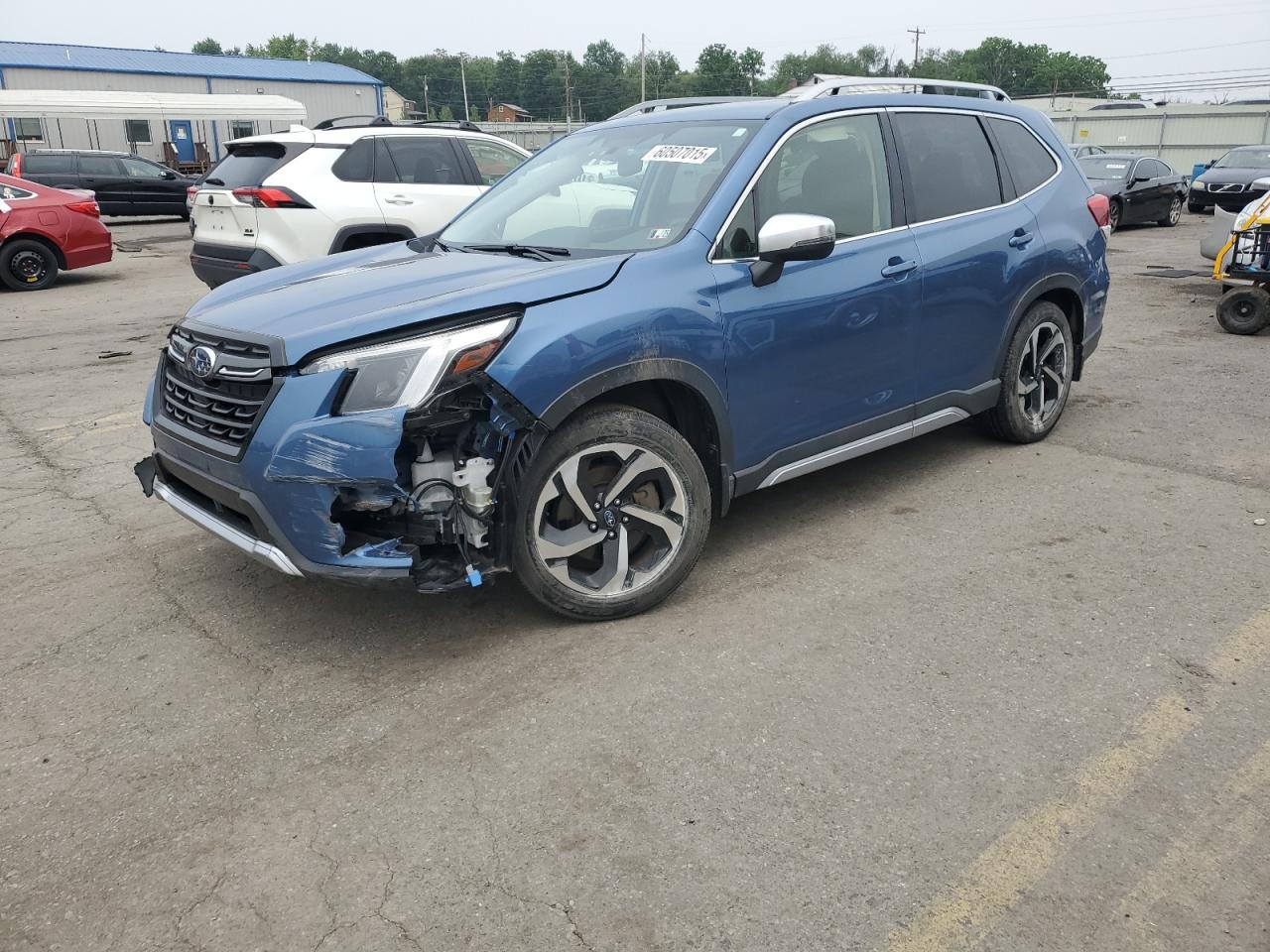 2022 Subaru Forester Touring, VIN JF2SKARC2NH483443 — Фото с аукциона
