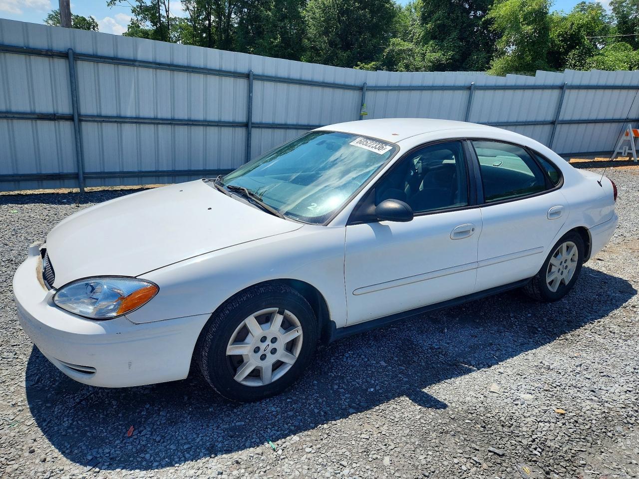 2005 Ford Taurus SE, VIN 1FAFP53215A272662 — Перед
