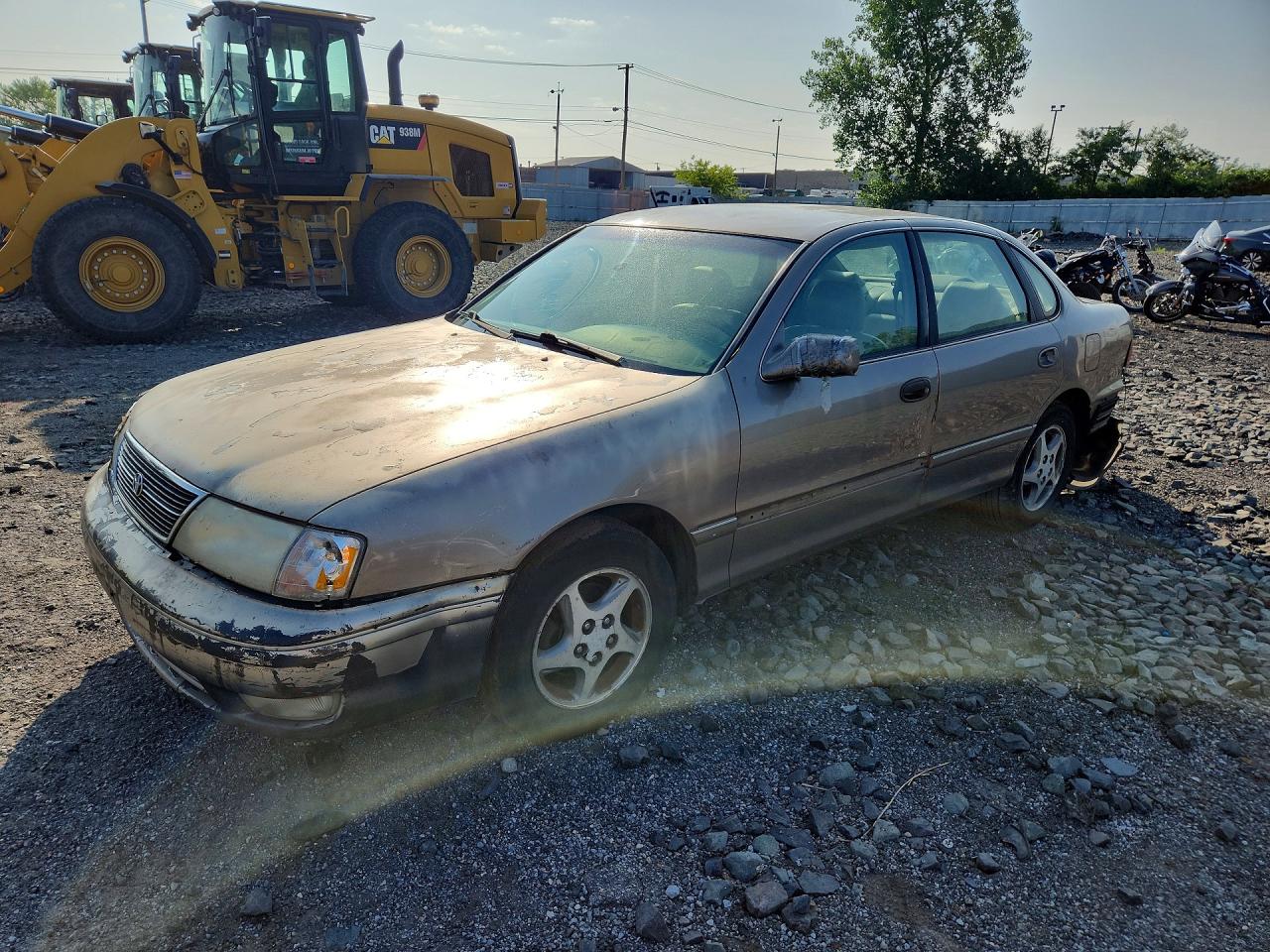 1998 Toyota Avalon XLS, VIN 4T1BF18B0WU256669 — Rear end
