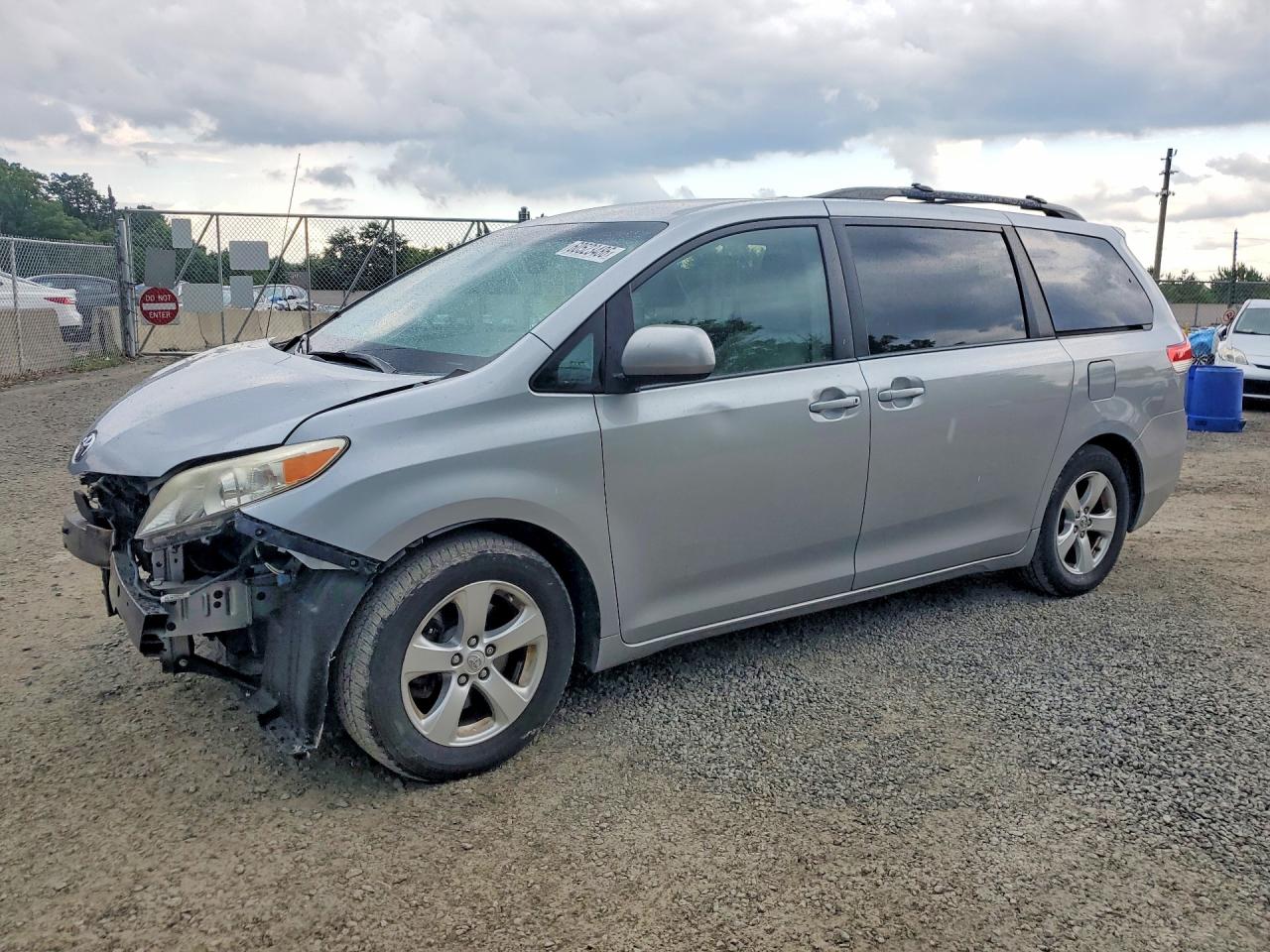 2014 Toyota Sienna LE, VIN 5TDKK3DC9ES478852 — Front end