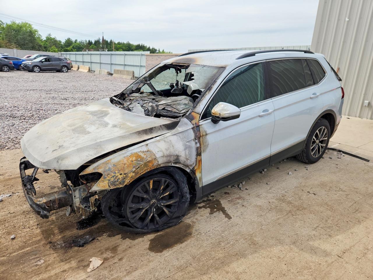 2018 Volkswagen Tiguan SEL, VIN 3VV2B7AXXJM220110 — Пожар в моторном отсеке