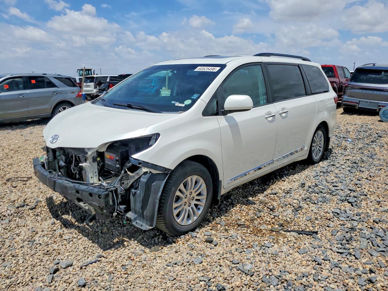 2016 Toyota Sienna Limited Premium, VIN 5TDYK3DC8GS706062 — Front end