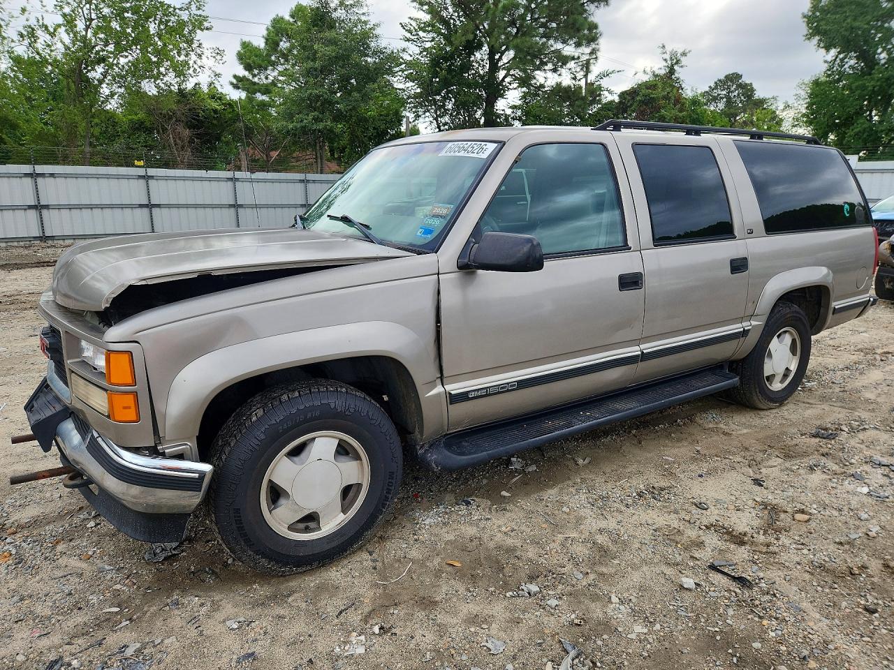 1998 GMC Suburban, VIN 1GKFK16R9WJ706035 — Front end