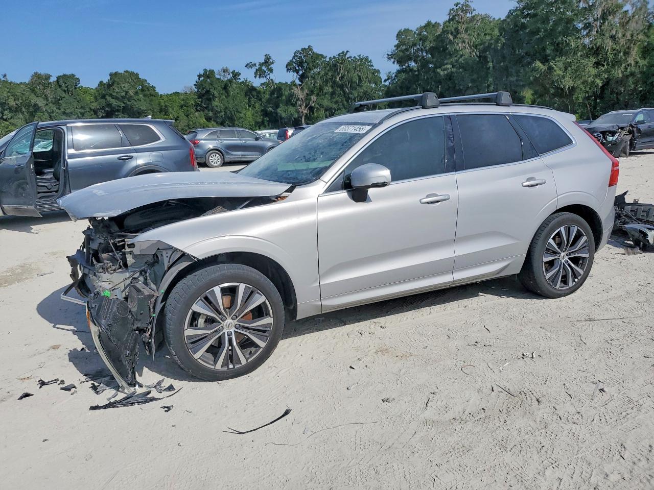 2022 Volvo XC60 Momentum, VIN YV4L12RK0N1971749 — Перед