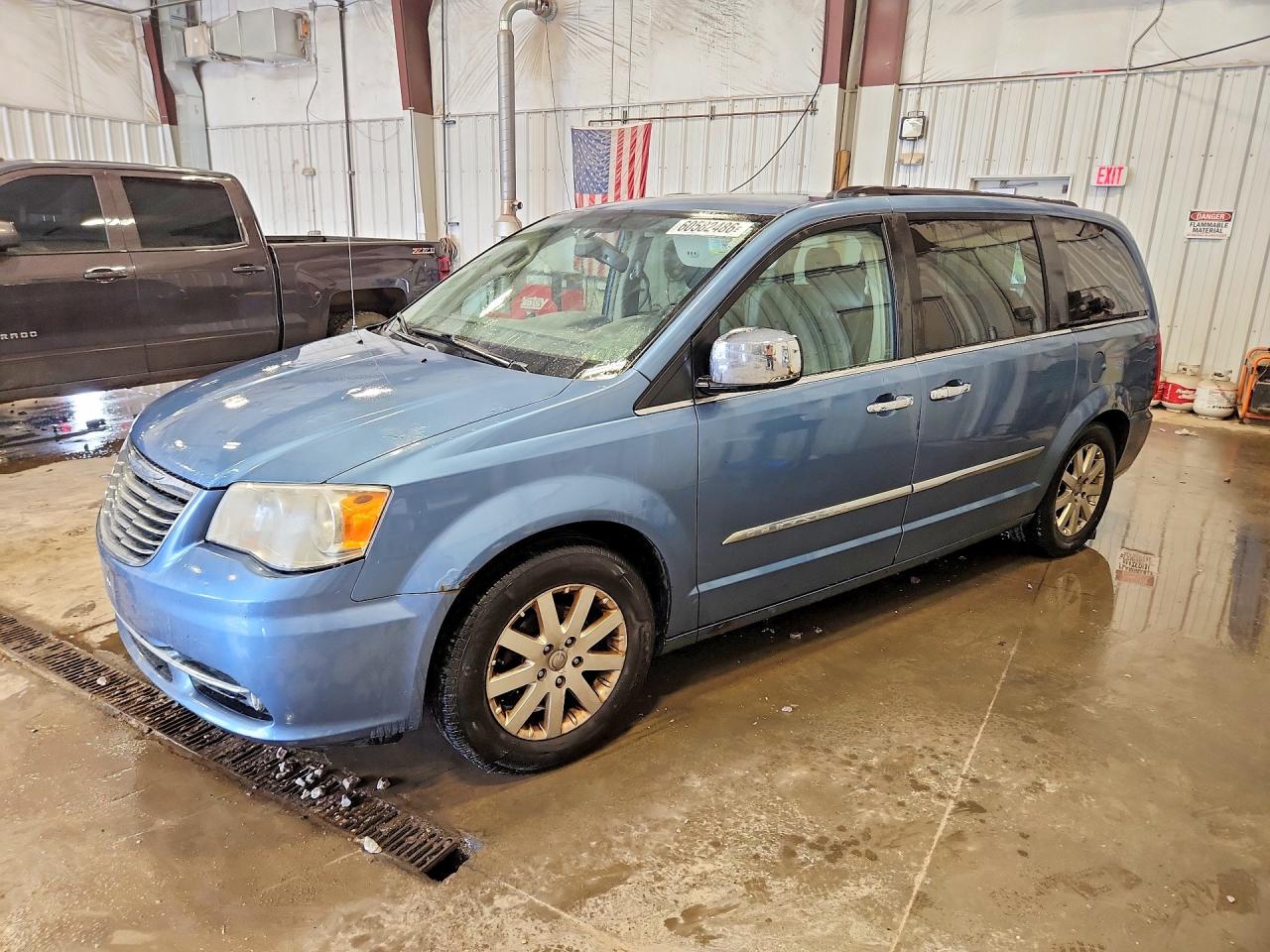 2011 Chrysler Town & Country Touring L, VIN 2A4RR8DG9BR798195 — Rear end