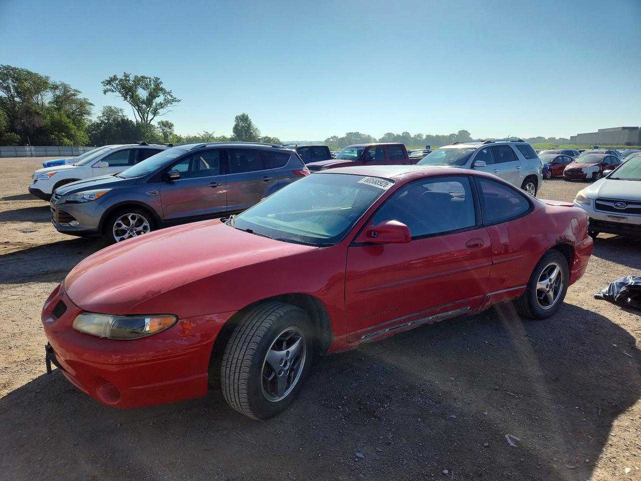 2001 Pontiac Grand Prix GT, VIN 1G2WP12K61F256687 — Front end