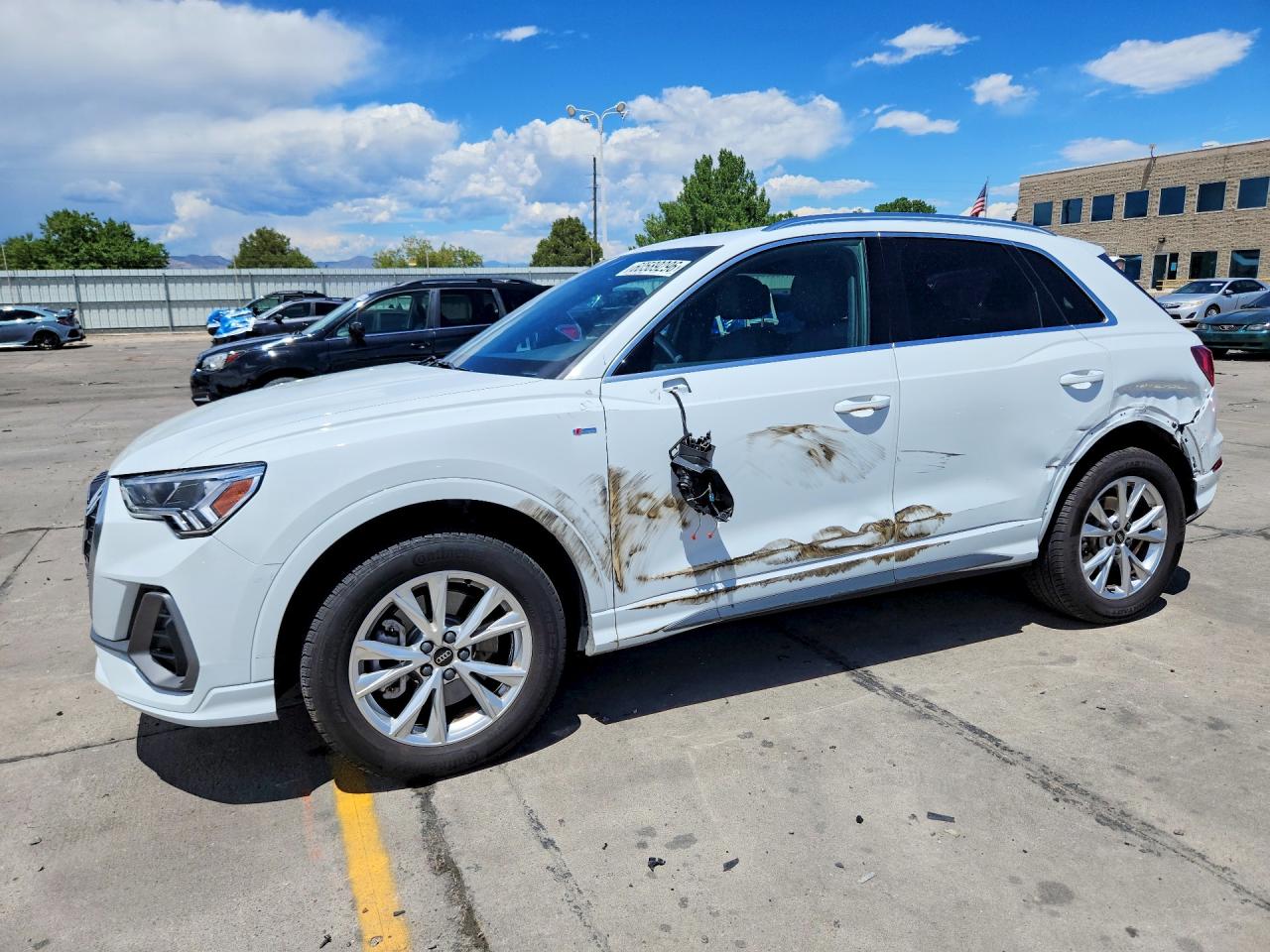 2023 Audi Q3 S line Premium Plus, VIN WA1EECF37P1031223 — Бок