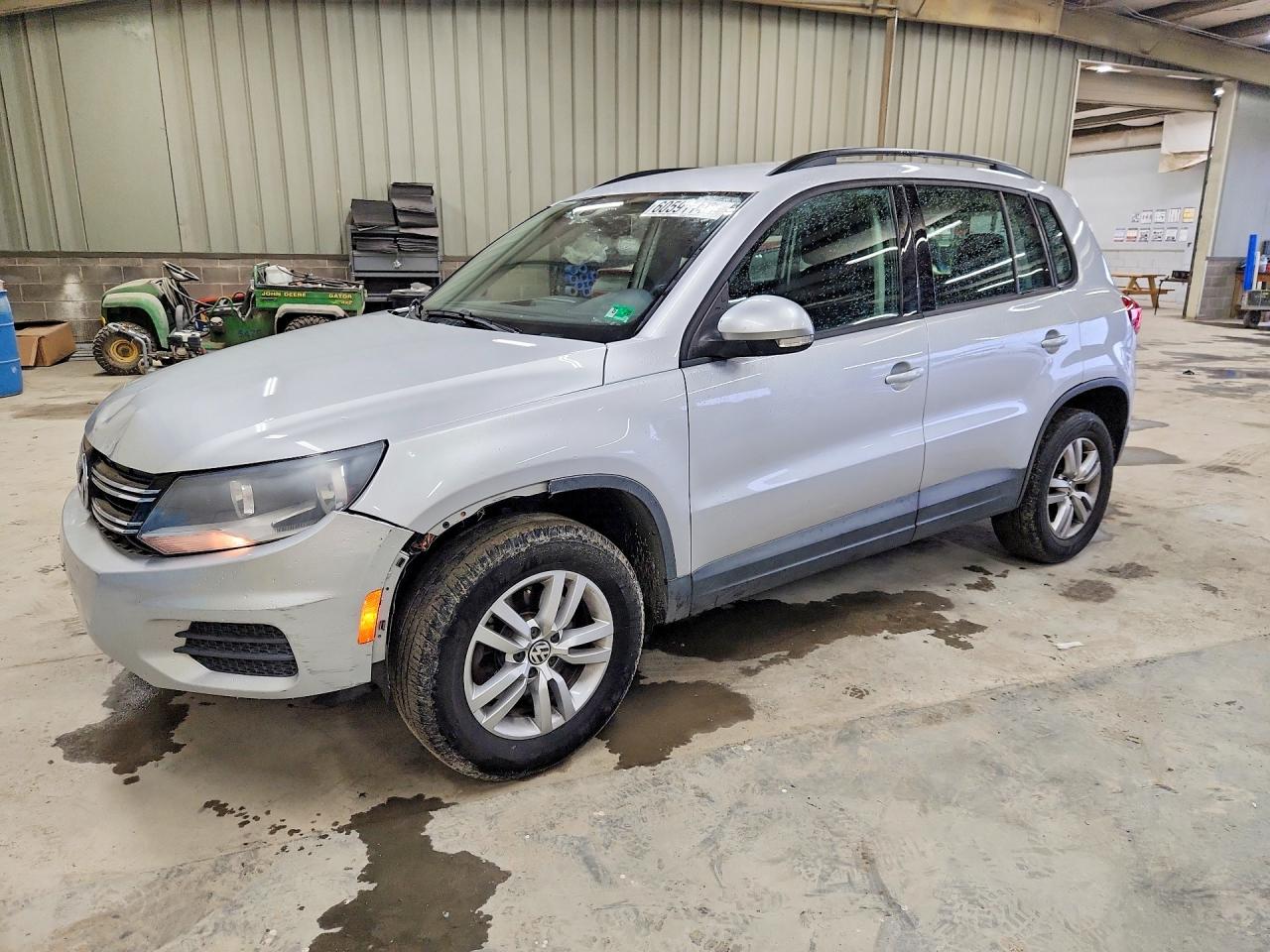 2016 Volkswagen Tiguan S, VIN WVGAV7AX3GW529083 — Перед