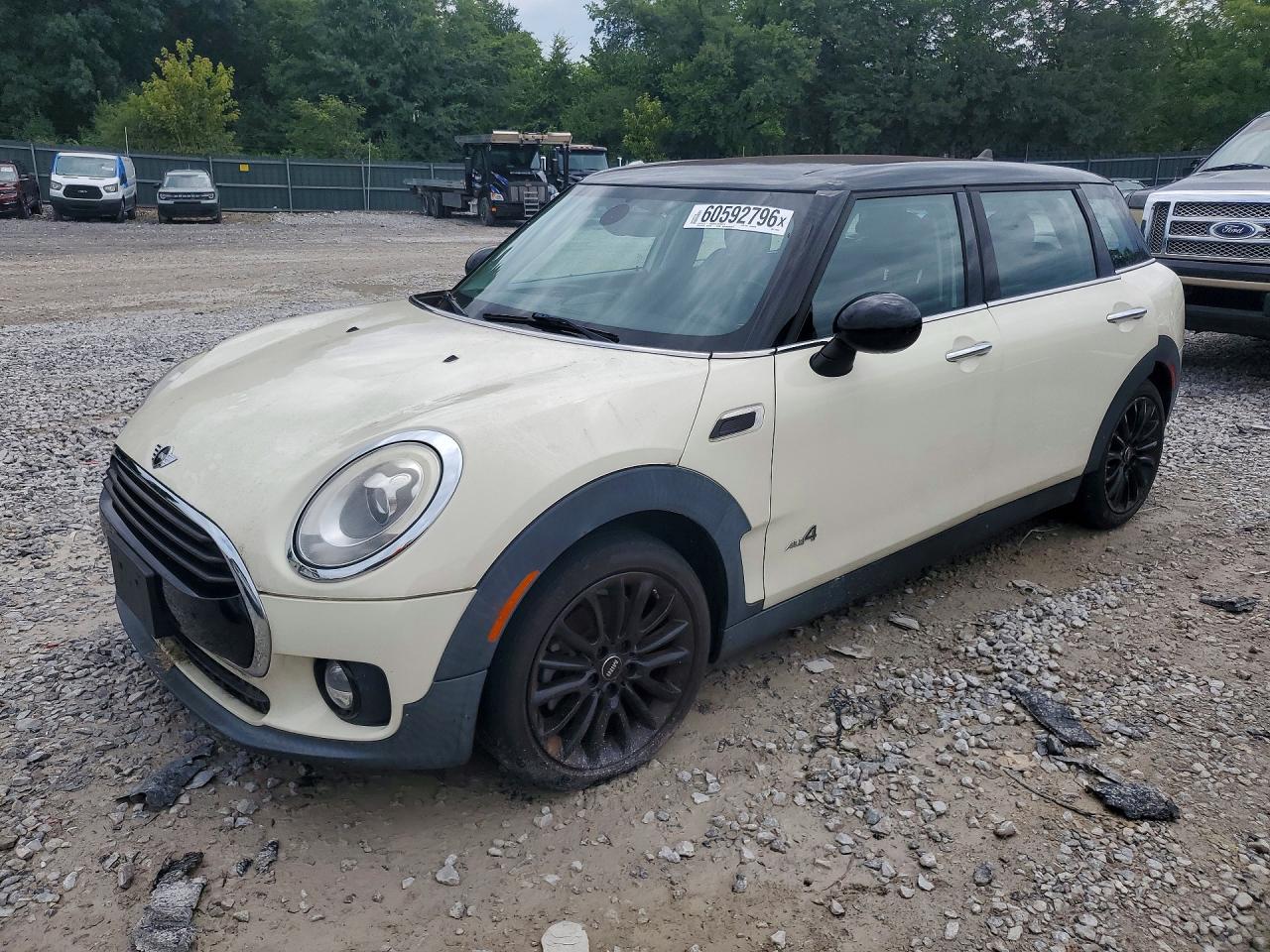2017 MINI Clubman Cooper, VIN WMWLU1C30H2F28828 — Перед